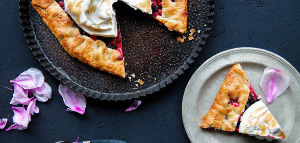 Тарт с ягодами и меренгой