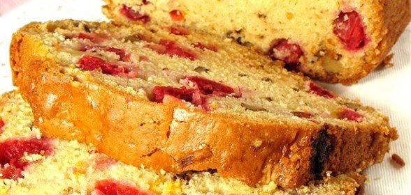 Быстрый кукурузный хлеб с клюквой и орехами