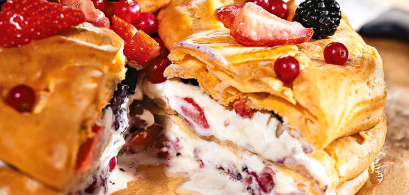 Ягодный торт из заварного теста