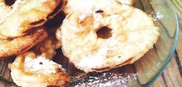 Яблочные кружочки, обжаренные в кляре с сахарной пудрой