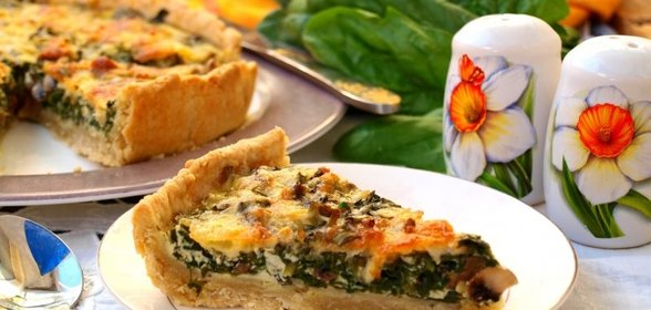 Песочный пирог с шампиньонами и шпинатом