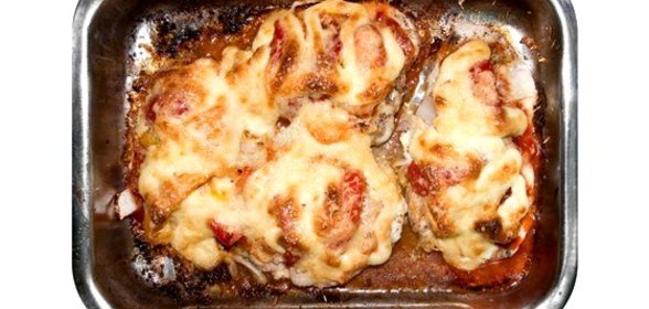 Треска, запеченная с чеддером и помидорами