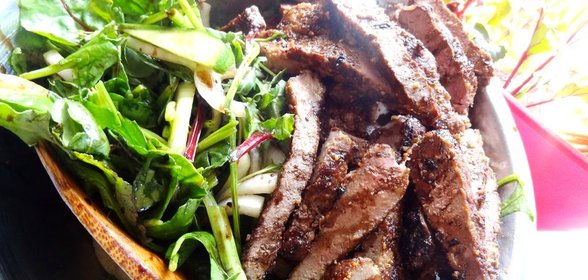 Рустикальный зеленый салат с говяжей печенью и трюфельным маслом