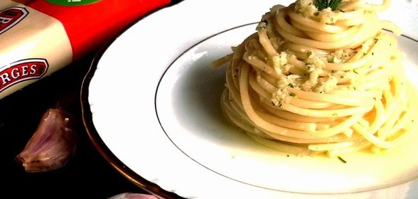 Спагетти с соусом из чеснока,оливкового масла и песто