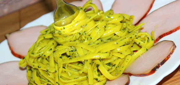 Паста с куркумой и соусом песто