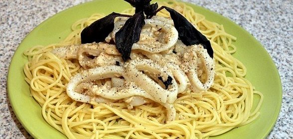 Кальмары под соусом бешамель