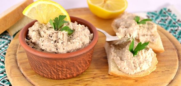 Бутербродная намазка из рыбных консервов, яиц и плавленного сыра