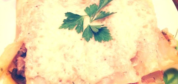 Каннеллони, фаршированные курицей и грибами под соусом бешамель