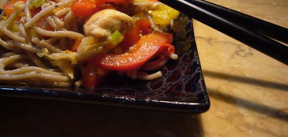 Гречневая лапша с жареной индейкой и овощами