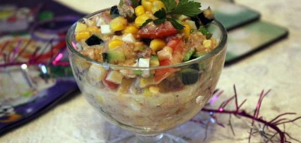 Салат с консервированным тунцом, сыром и овощами