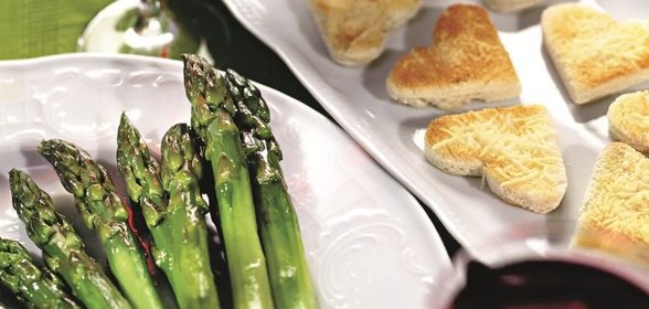 Спаржа с крутонами и соусом тартар