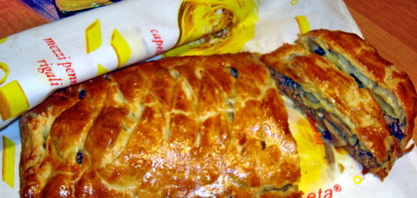 Быстрый мясной пирог с грибами
