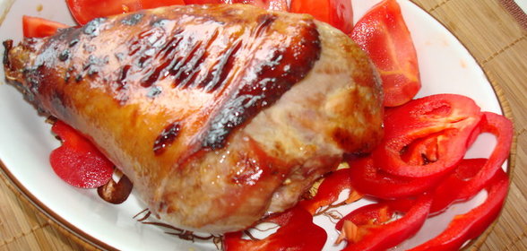 Запечённая голень индейки с соусом ткемали