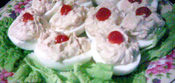 Закуски из икры и молок малосольной сельди: фаршированные яйца, свекольная икра и соус из молок