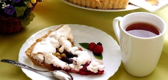 Песочный пирог из свежей ягоды с безе