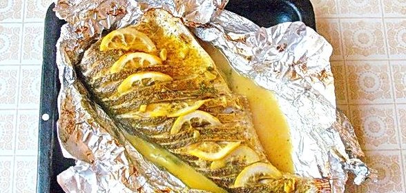 Запеченный толстолоб с лимоном и зеленью