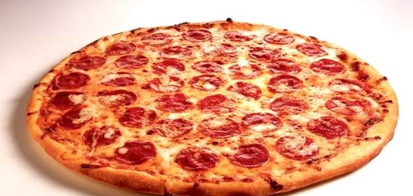 Пицца с помидорами и колбасой