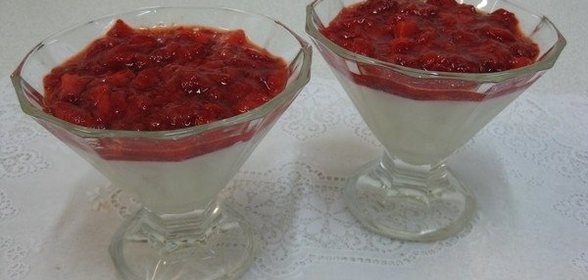 Ванильный пудинг с джемом из клубники