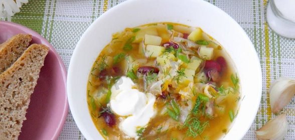 Постные щи с фасолью консервированной и капустой