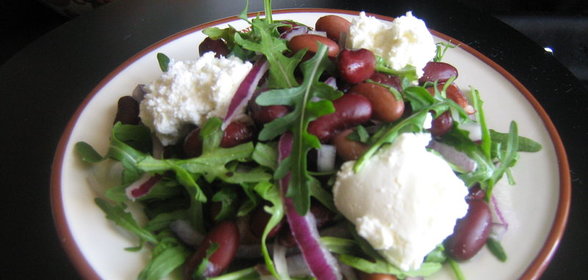 Салат с фасолью,руколой и творожным сыром