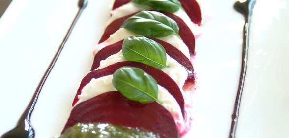 Капрезе из молодой свеклы с соусом песто