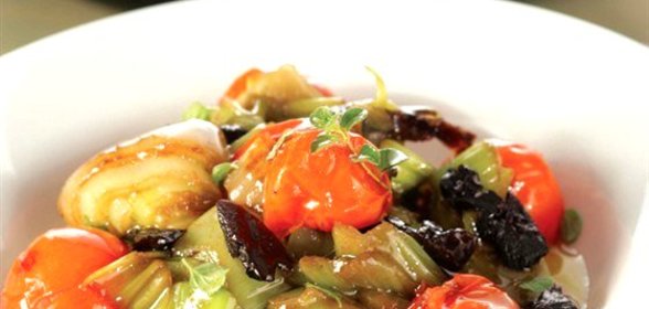 Лук-порей, тушеный с черносливом и помидорами черри