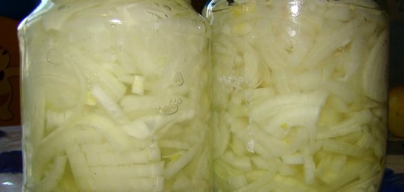 Маринованный лук на зиму полукольцами