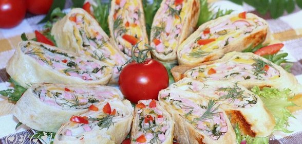 Быстрый рулет с колбасой и сыром