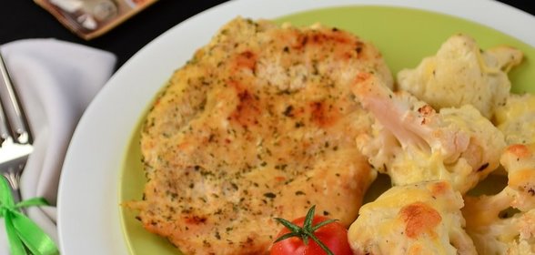 Нежная курица с цветной капустой под соусом «Бешамель» и гаудой