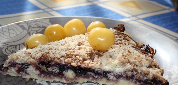 Посыпушка с черносмородиновым вареньем