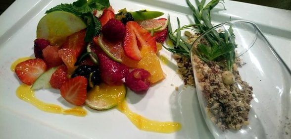 Фруктово-ягодный салат с апельсиновым вареньем