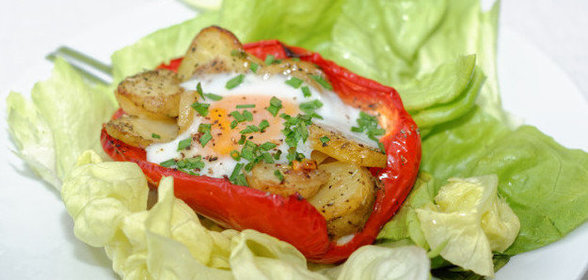 Перец, фаршированный картофелем и яйцом