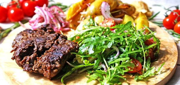 Рибай с гарниром из рукколы