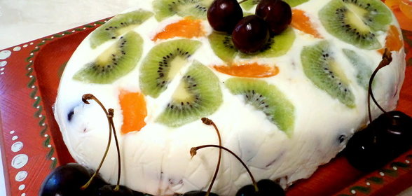 Легкий сметанный десерт с шоколадным бисквитом, киви, черешней и абрикосами. Для Светочки ( sweta1)