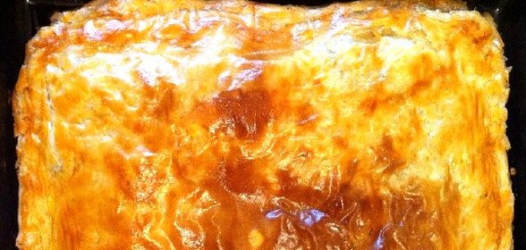 Пирог из слоеного теста с грибами и картошкой