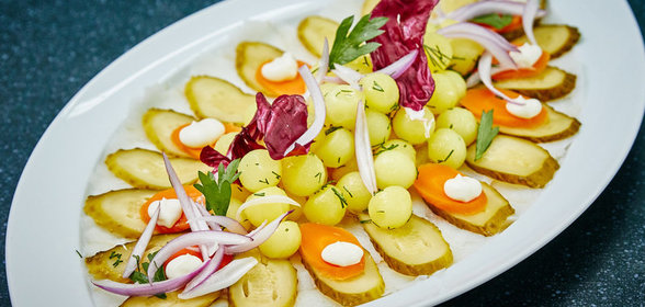 Закуска из соленого палтуса и картофеля