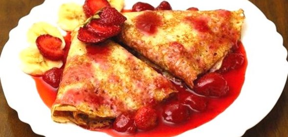 Банановые блинчики с клубничным соусом