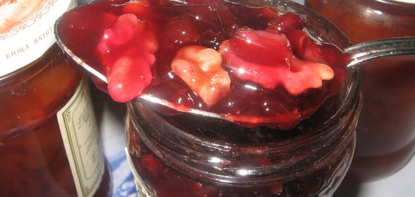 Сливово-ореховый джем с изюмом