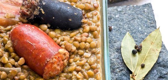 Сосиски с чечевицей