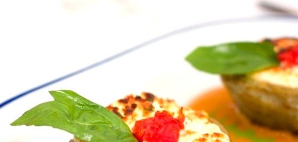 Сердцевинки артишоков с утиной печенкой под соусом бешамель