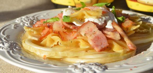 Теплый салат а ля карбонара с фарфалле и квашеной капустой