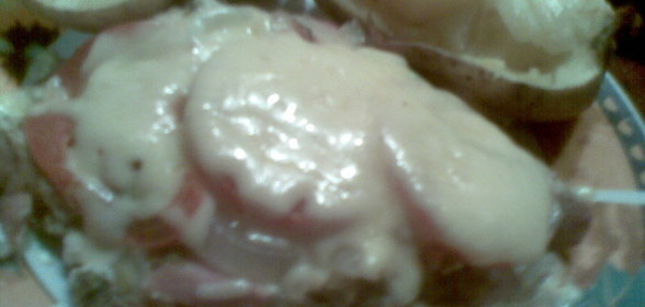 Мясо, запеченное с помидорами и ветчиной