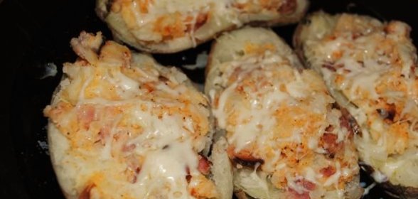 Яйца в форме с мягким сыром