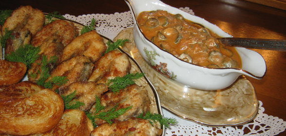 Осетрина жареная (с гренками и соусом)