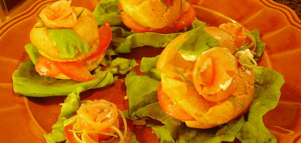 Закуска из лосося в заварной булочке