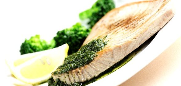 Тунец с соусом песто из кинзы и грецких орехов