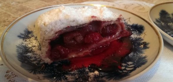 Вишневый штрудель из слоеного теста