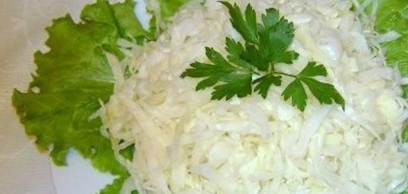 Салат из свежей капусты с растительным маслом и уксусом