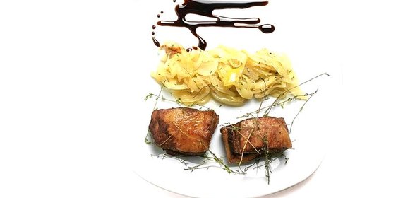 Копченые свиные ребра с уксусным луком