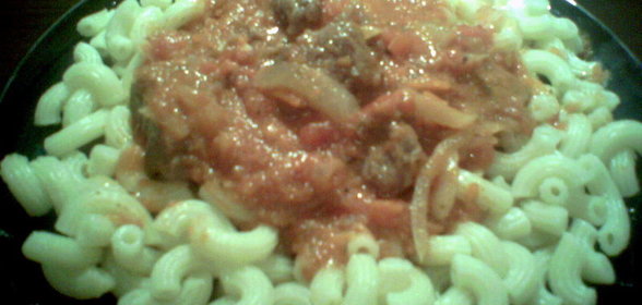 Говядина тушеная в консервированных помидорах